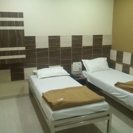 Hotel Crystal Surat Buitenkant foto
