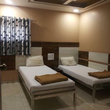 Hotel Crystal Surat Buitenkant foto