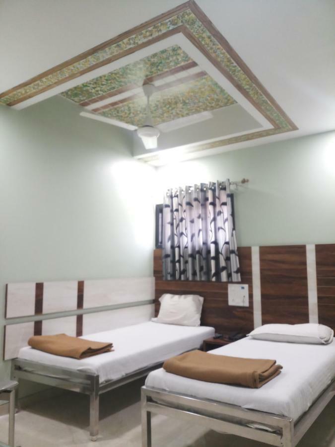 Hotel Crystal Surat Buitenkant foto