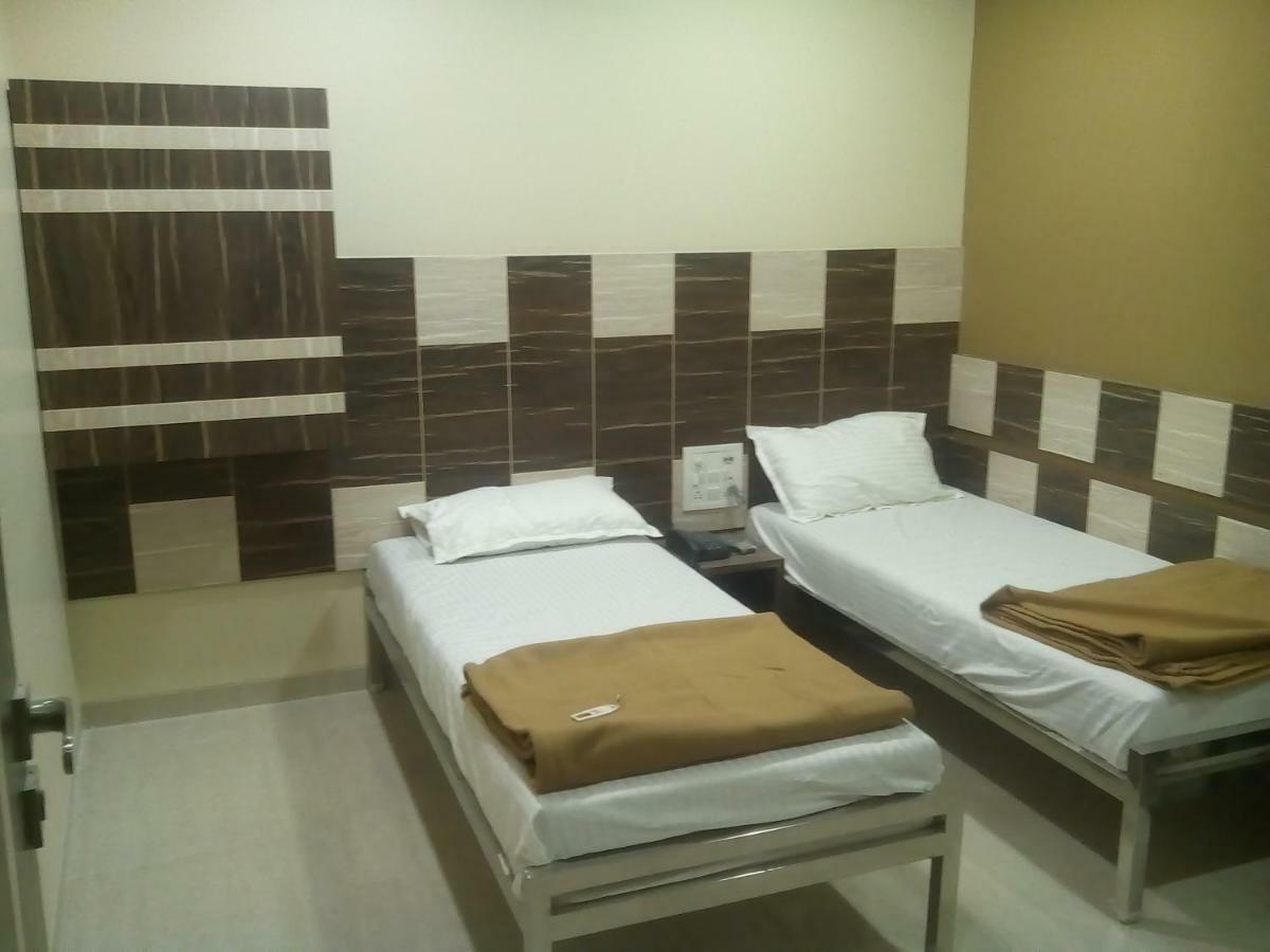 Hotel Crystal Surat Buitenkant foto